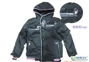 童裝批發(fā)新風(fēng)向 圖蘿仔品牌連帽款條紋外套引領(lǐng)潮流